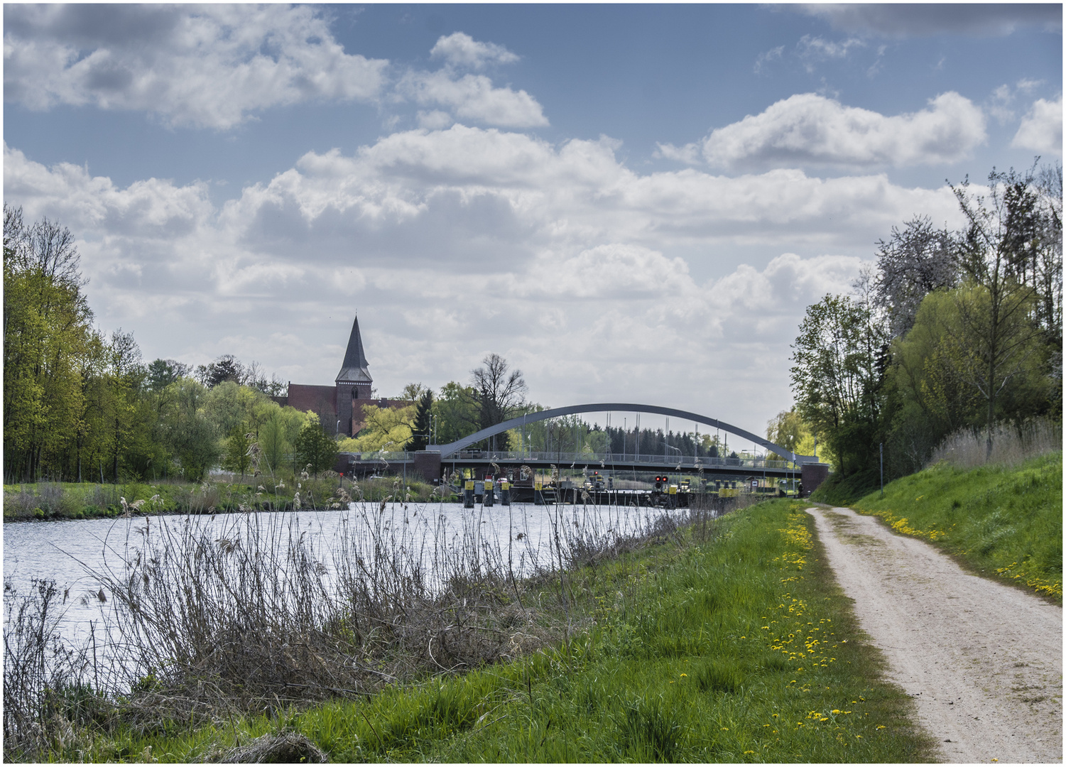 Ab Lübeck immer am Kanal entlang.