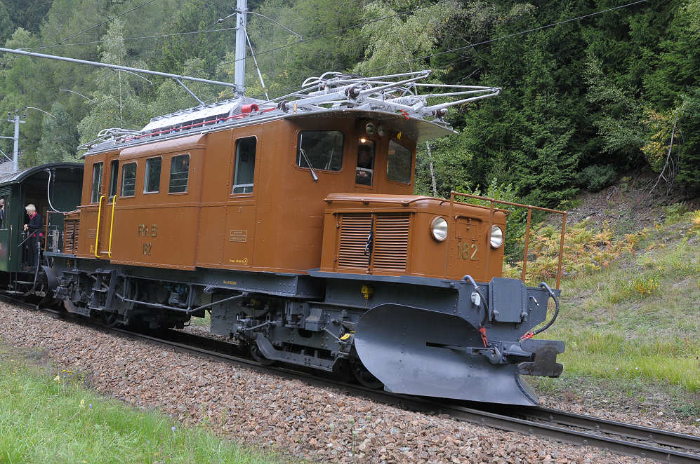 Ab Pontresina Richtung Tirano mit dem ‚Bernina-Krokodil’ auf der Kurve