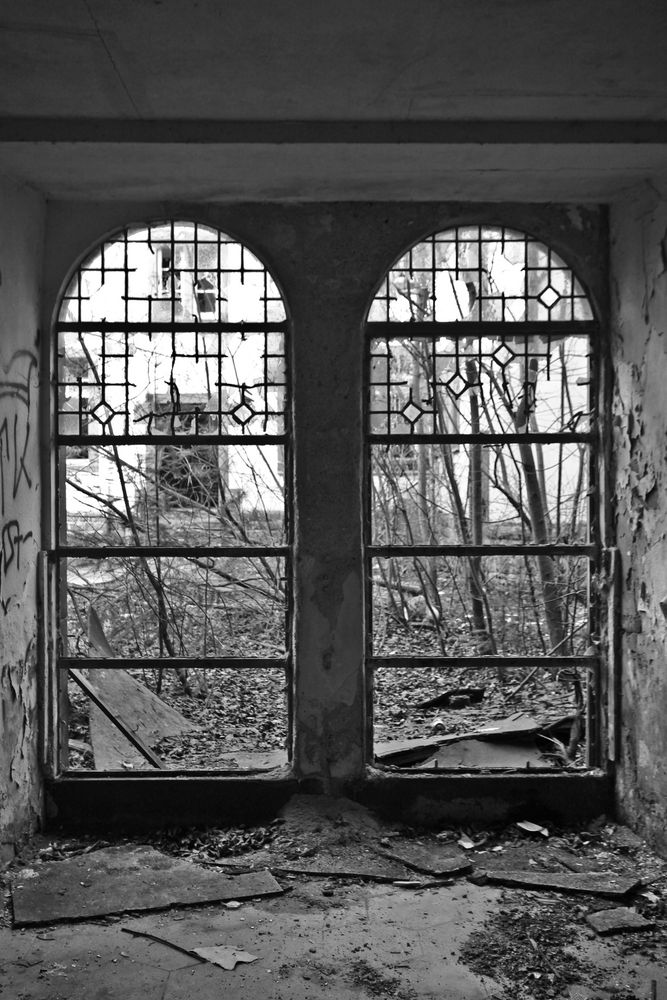 abandoned abbey #21 - broken window N¤2