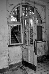 abandoned abbey #8 - the secret back entrance