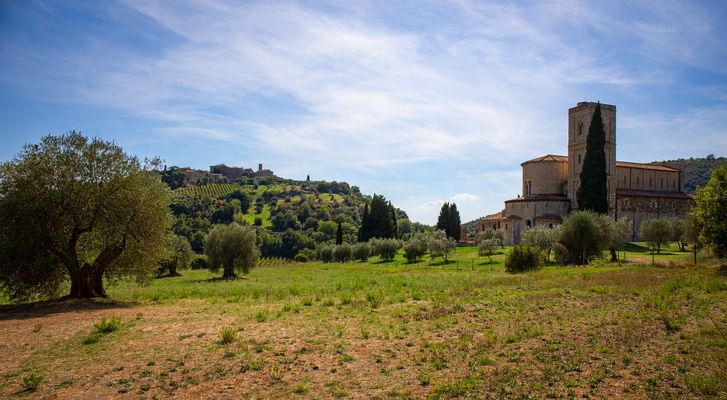 Abazzia di Sant' Antimo - mit Blick auf Castelnuovo dell' Abate