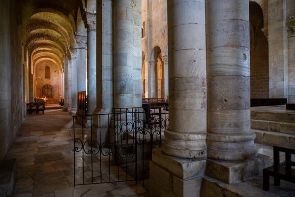 Abazzia diSant' Antimo - rechtes Seitenschiff mit Zugang zur Krypta