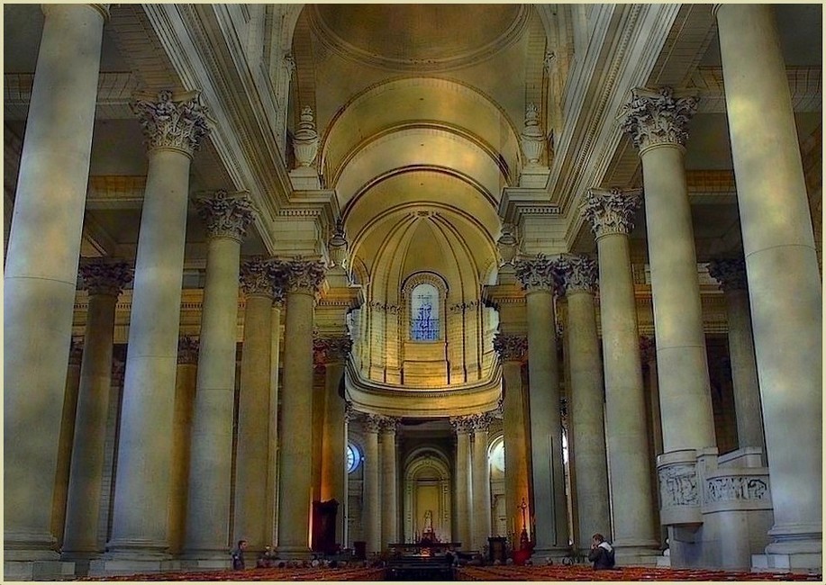 Abbatiale-cathédrale d'Arras . La nef. (1)