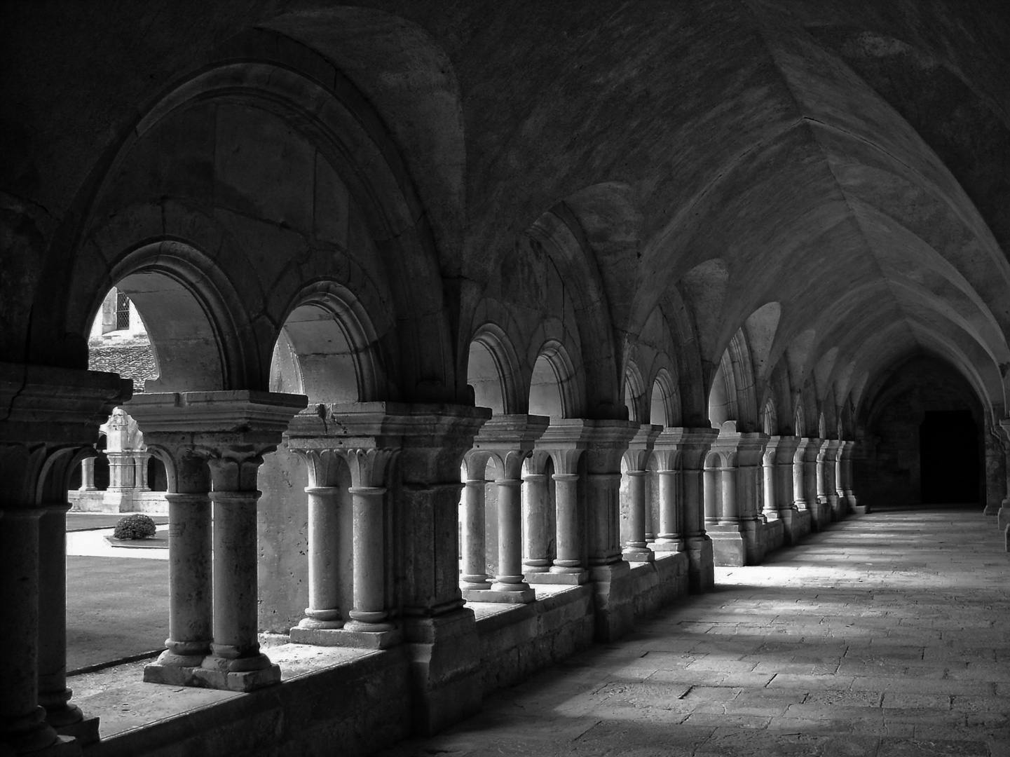 Abbaye de Fontenay: Kreuzgang / cloître