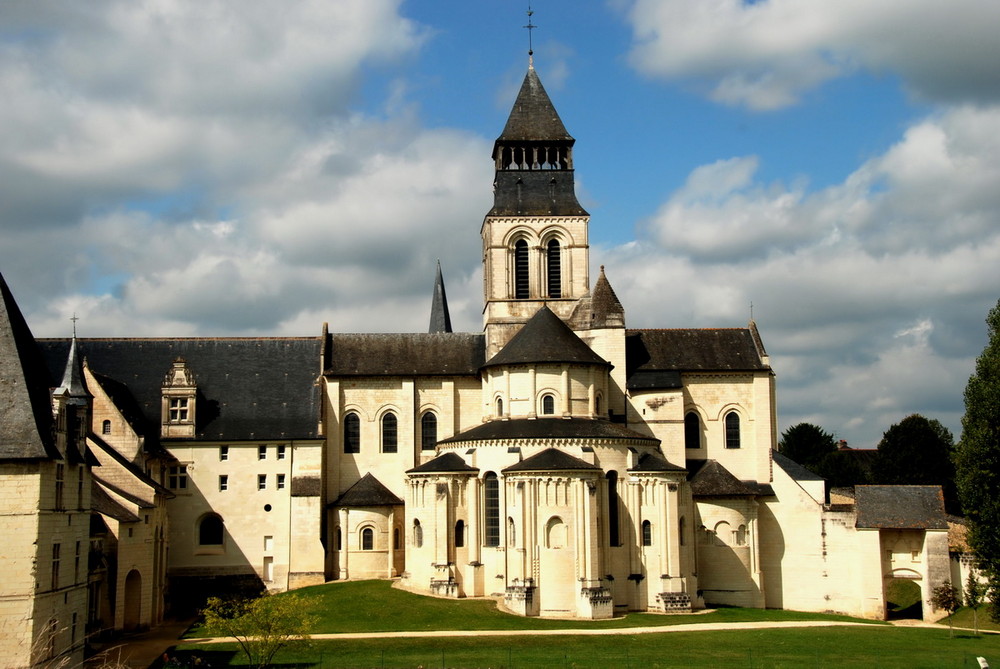 Abbaye Royale de Fontevraude by papousergio 