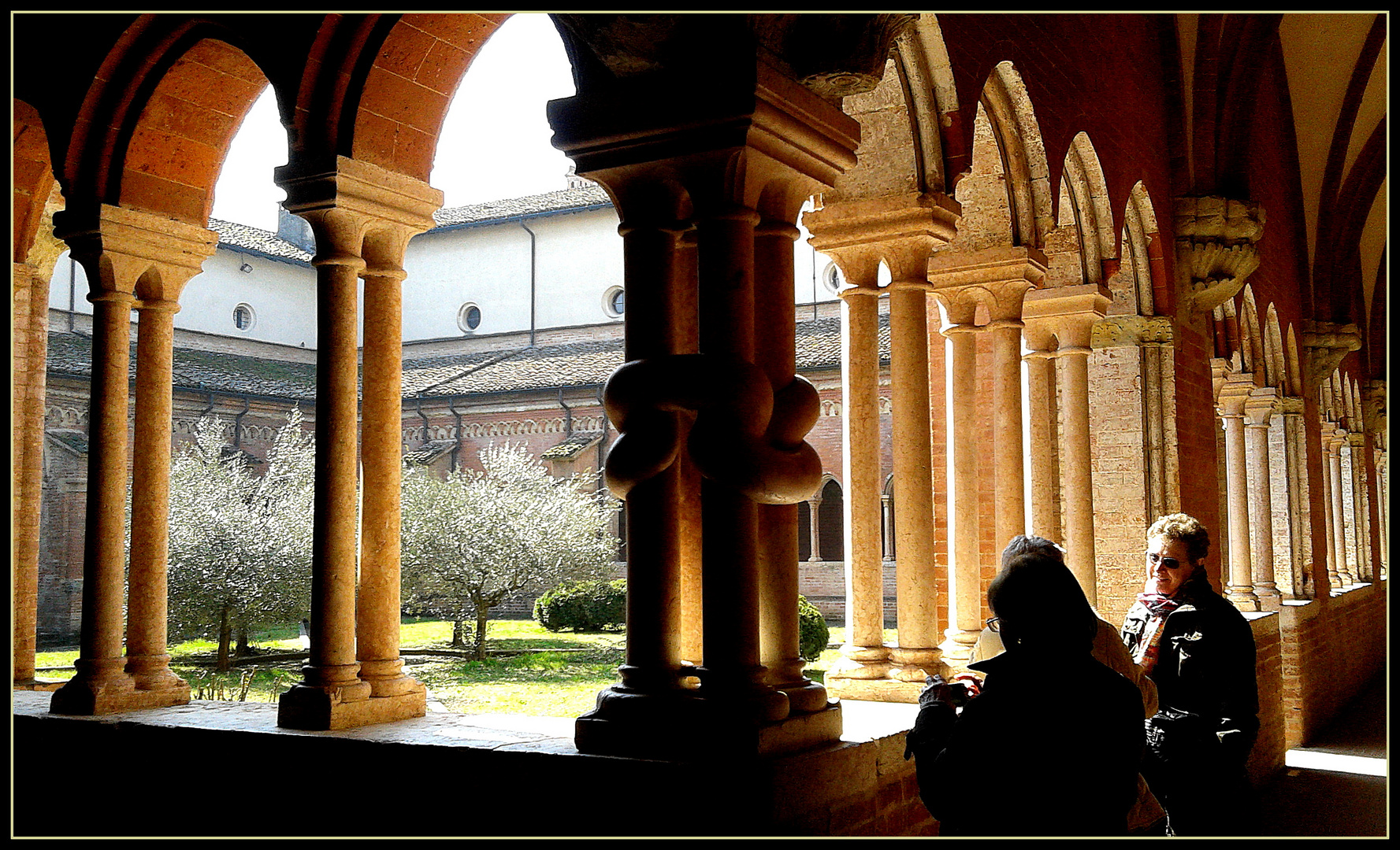 Abbazia di Chiaravalle..particolare del chiostro 1