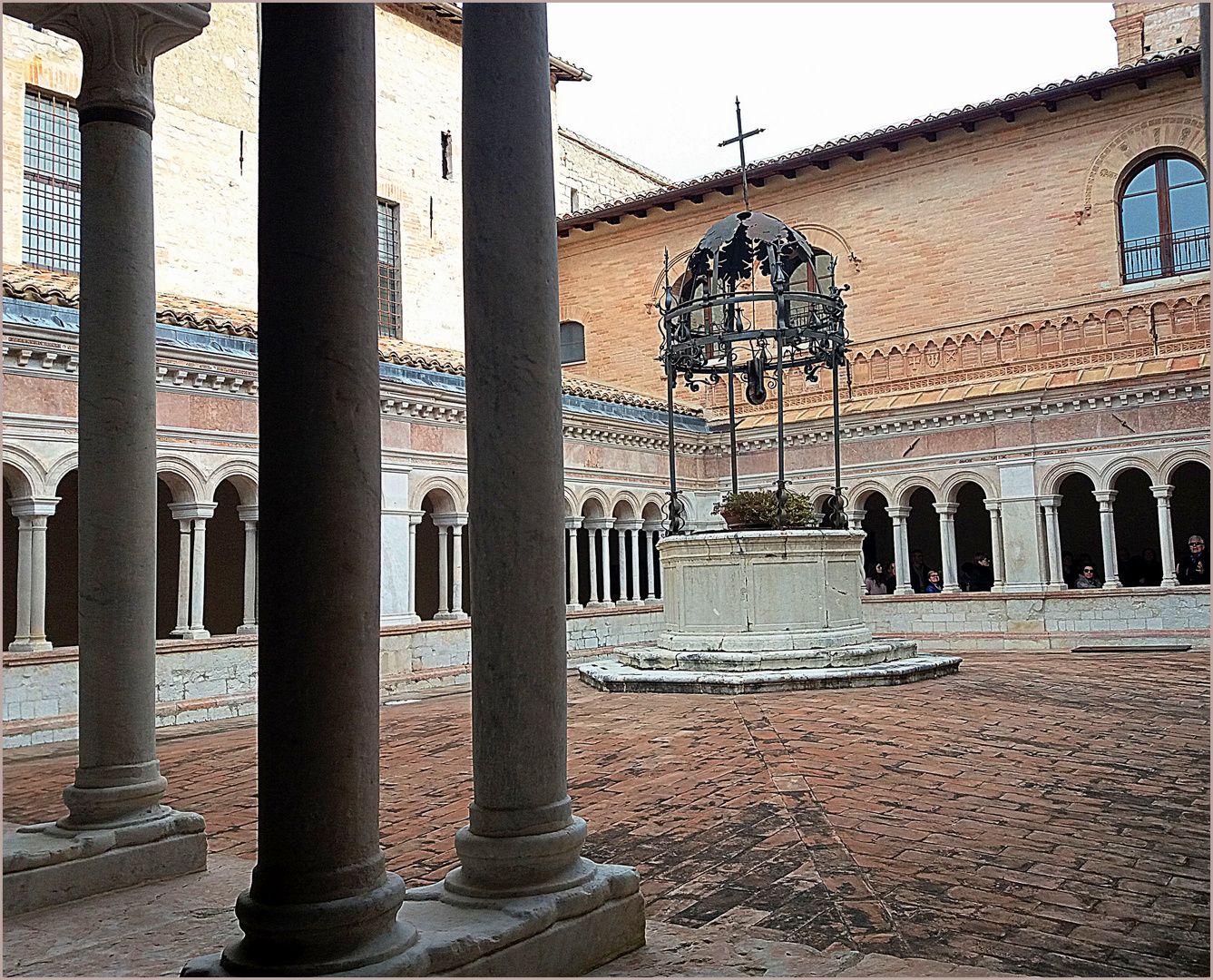 Abbazia di Sassovivo...il chiostro.....Foligno