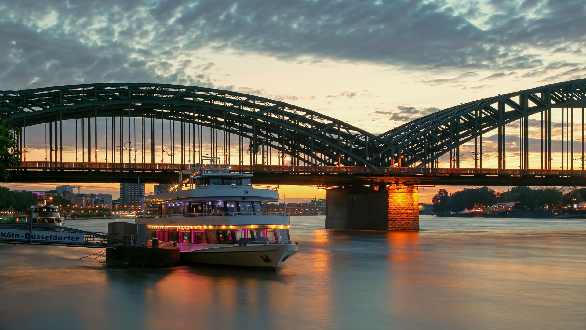 Abbendämmerung  am Rhein