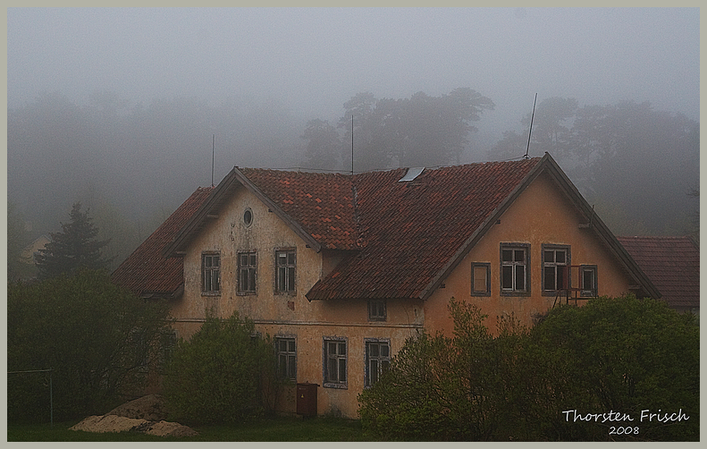 Abbruchhaus im Nebel