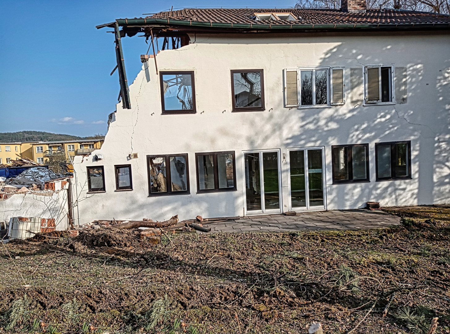 Abbruchhaus mit Spiegelung in den Fenstern - Spiegeltag