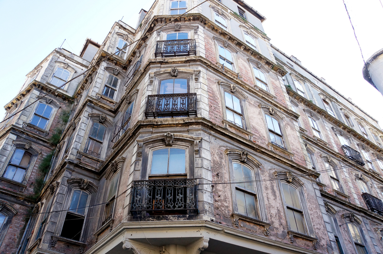 Abbruchreifes Haus auf der Istiklalstrasse in Istanbul