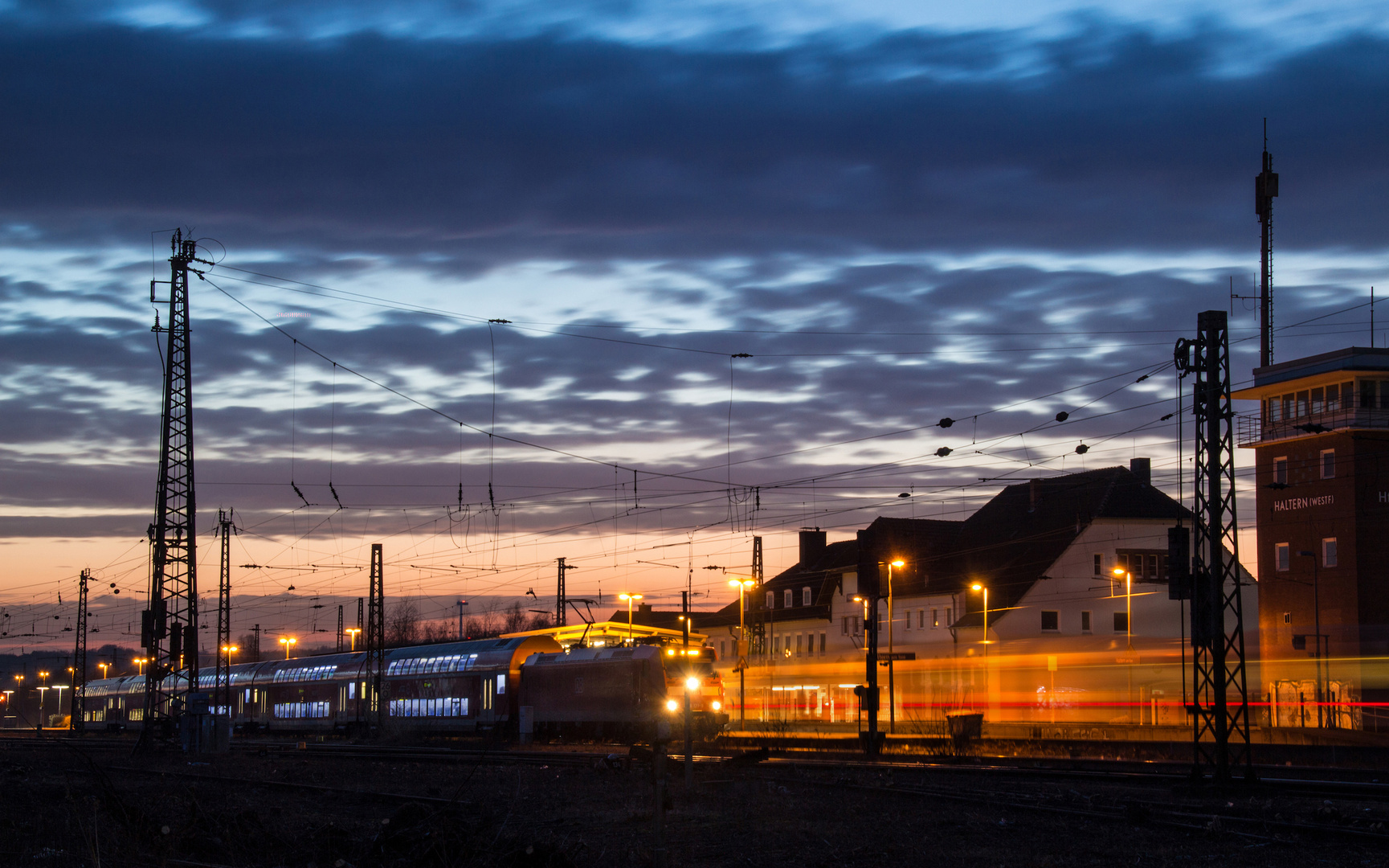 Abend am Bahnhof. Ankunft und Durchfahrt.