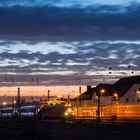 Abend am Bahnhof. Ankunft und Durchfahrt.