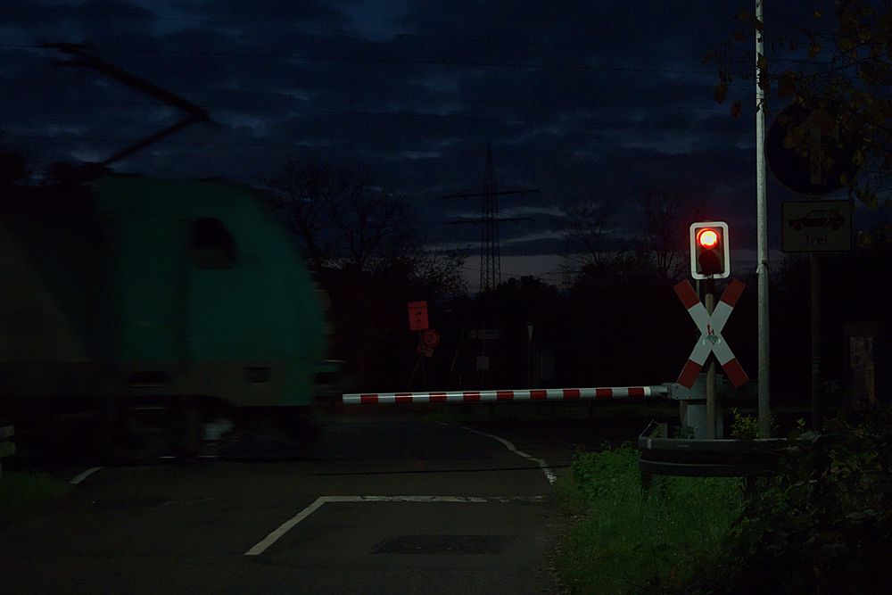 Abend am Bahnübergang