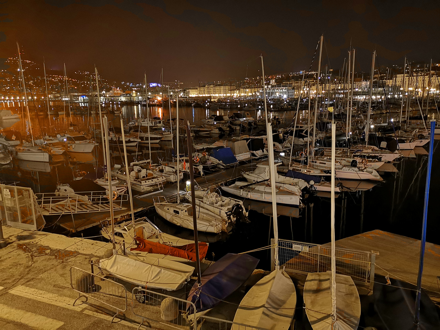 Abend am Hafen von Triest