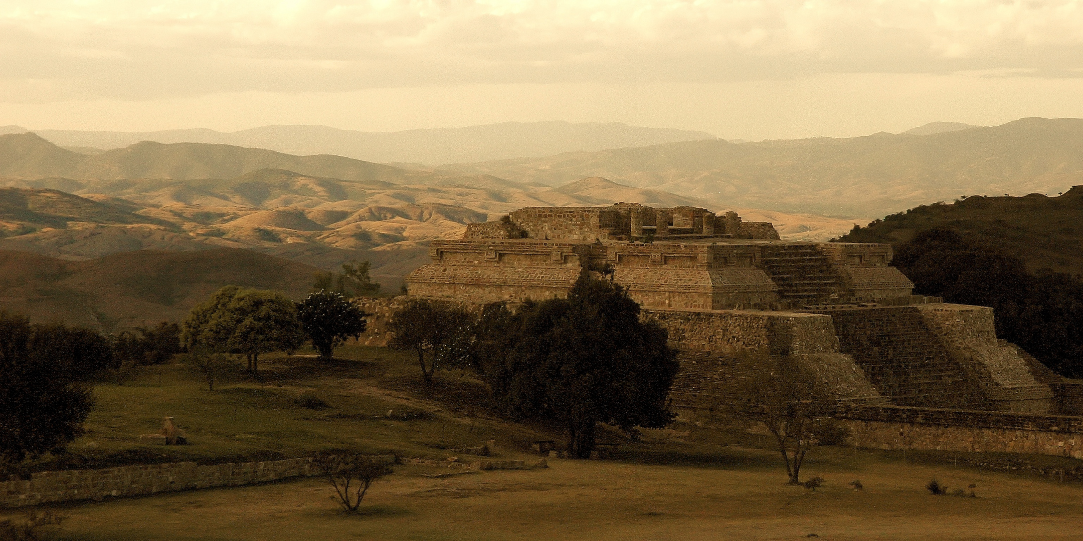 Abend am Monte Alban