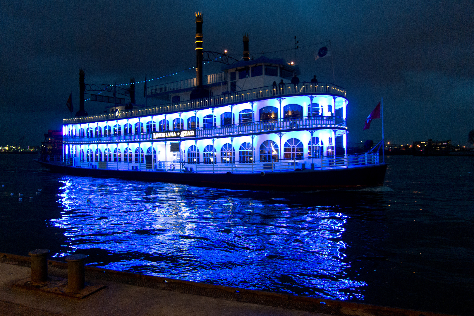 Abend an den Landungsbrücken in Hamburg