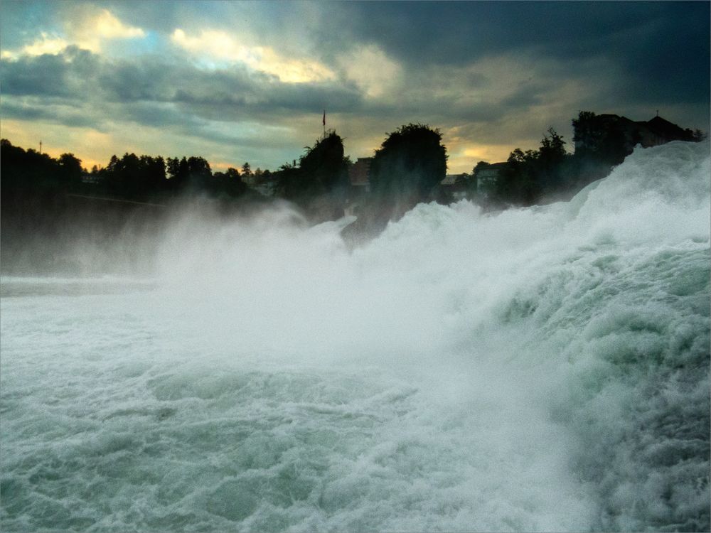 Abend an den Rheinfällen von Schaffhausen