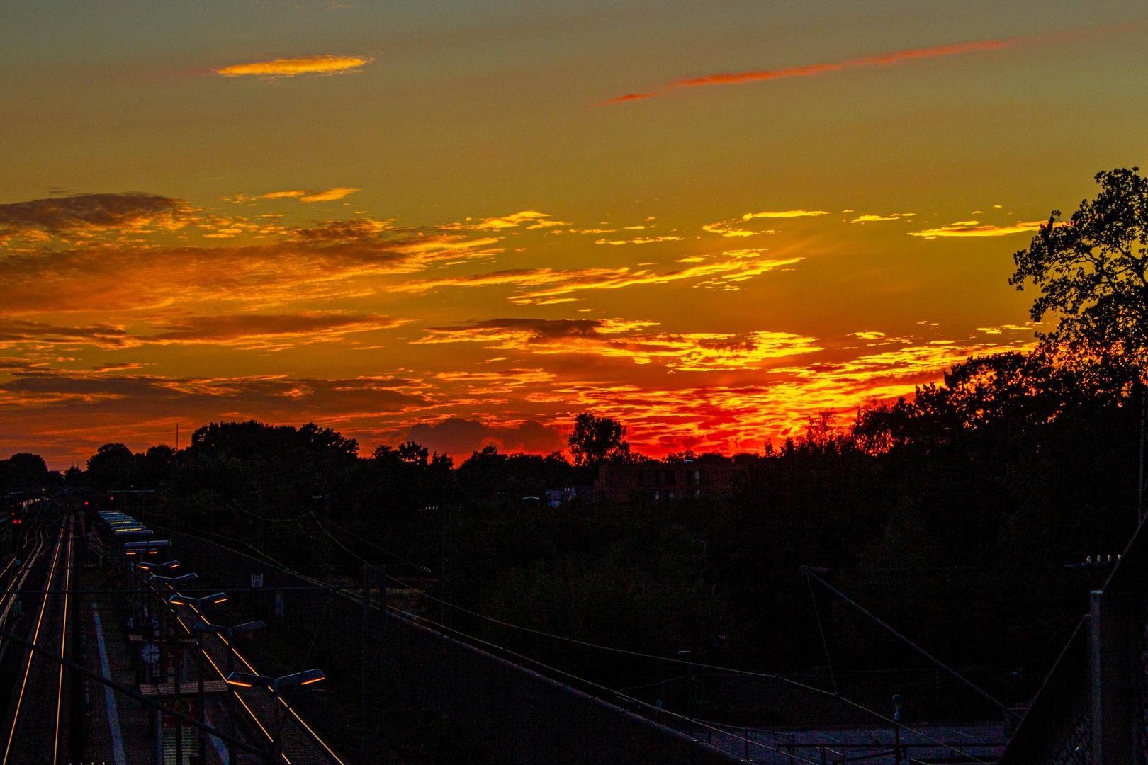 Abend an der Bahnlinie.