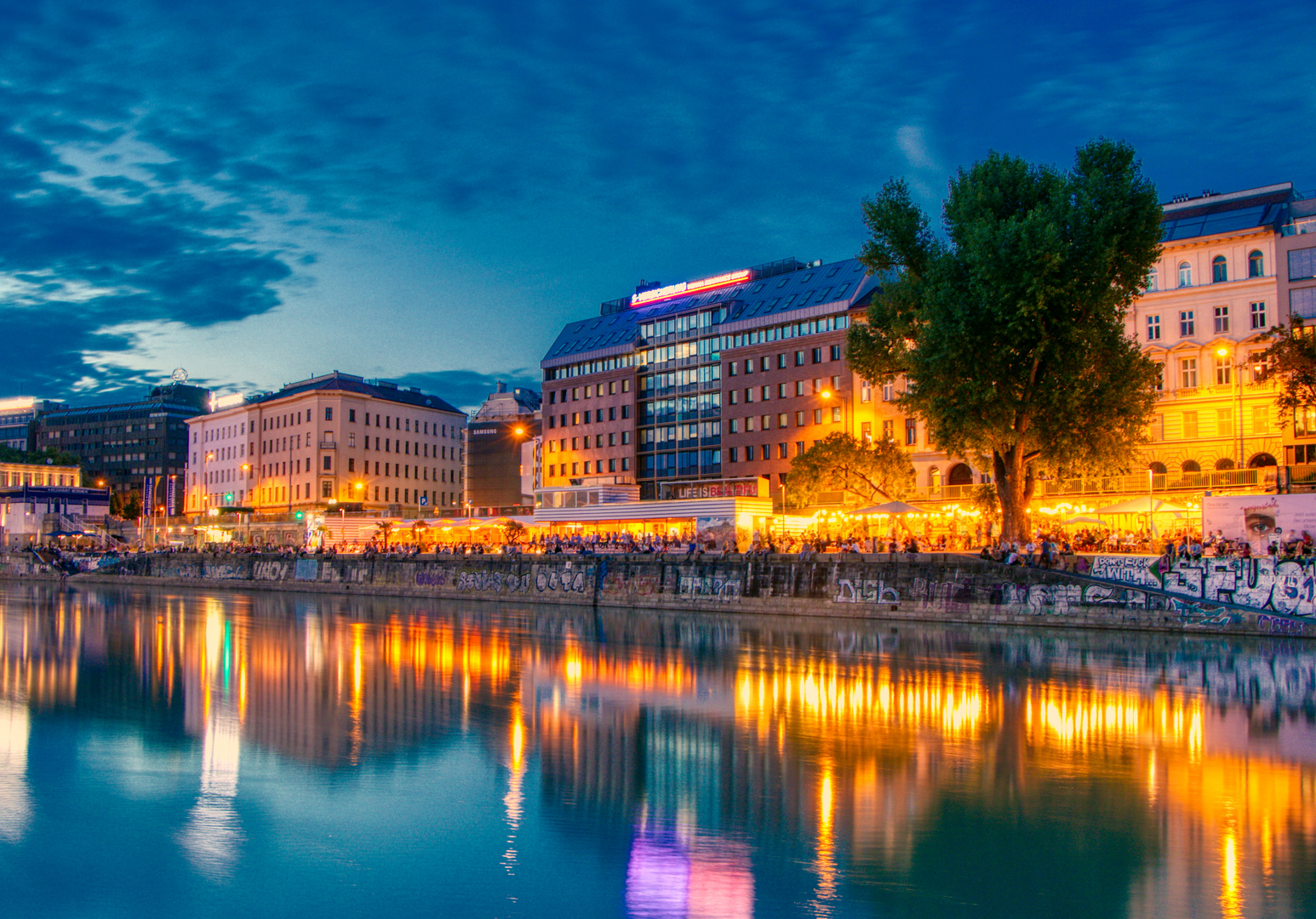 Abend an der Donau in Wien ...