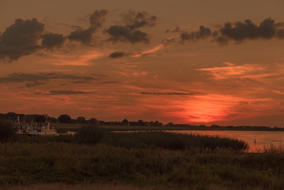 Abend an der Elbe