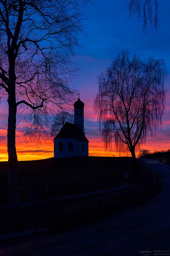 Abend an der Kapelle