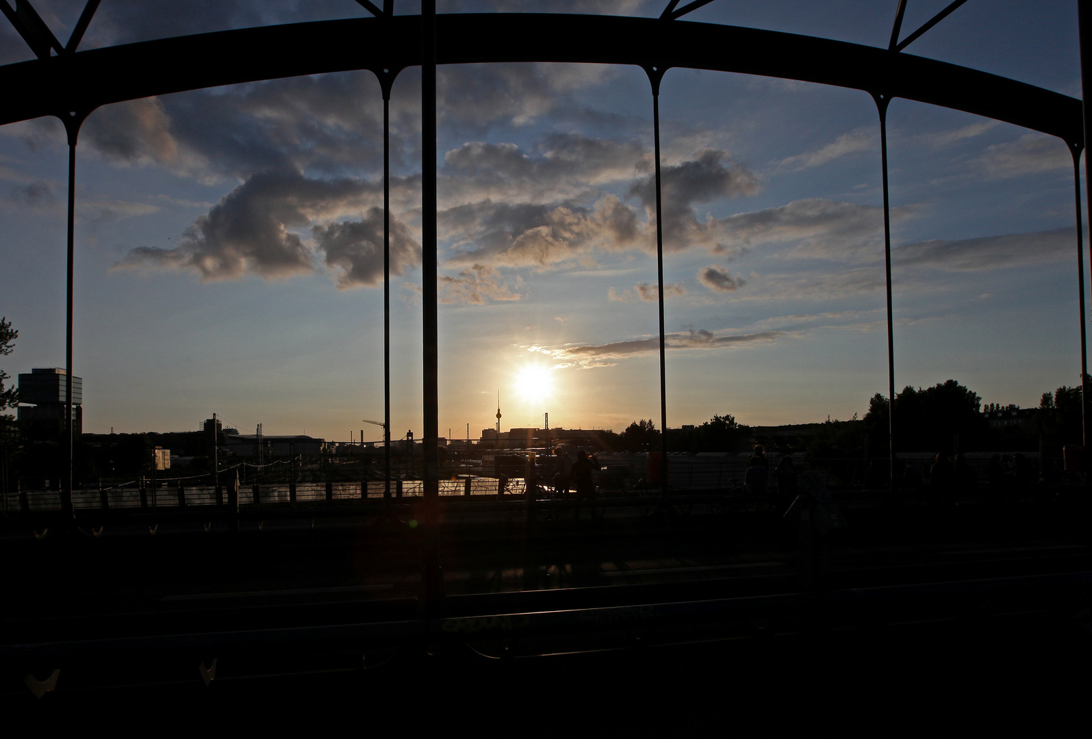 Abend an der Modersohnbrücke zwischen Ostkreuz und S-Bf Warschauer Straße