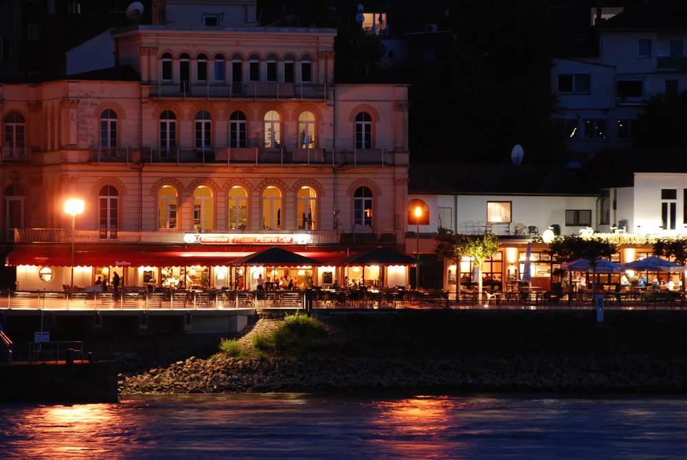 Abend an der Rheinpromenade in Remagen