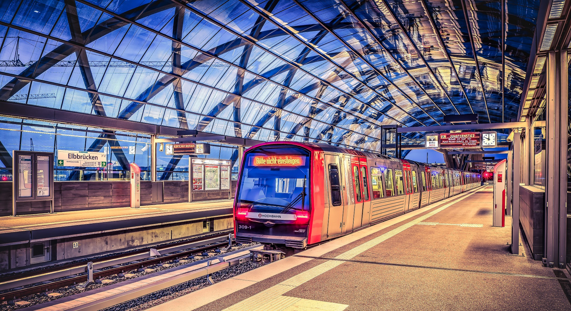 Abend an der U-Bahnstation "Elbbrücken"