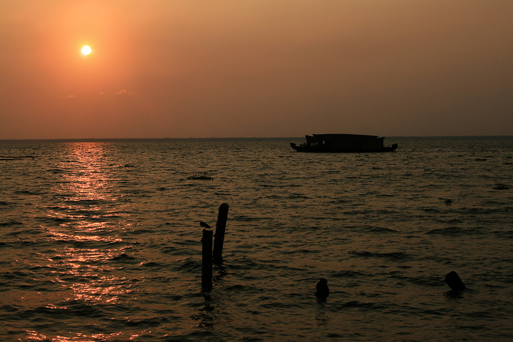 Abend an einem der großen Seen in den Backwaters