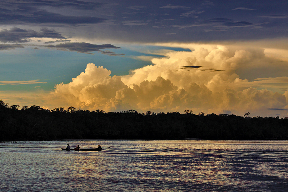 Abend auf dem Rio Negro zwischen Venezuela & Kolumbien