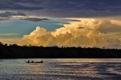 Abend auf dem Rio Negro zwischen Venezuela & Kolumbien