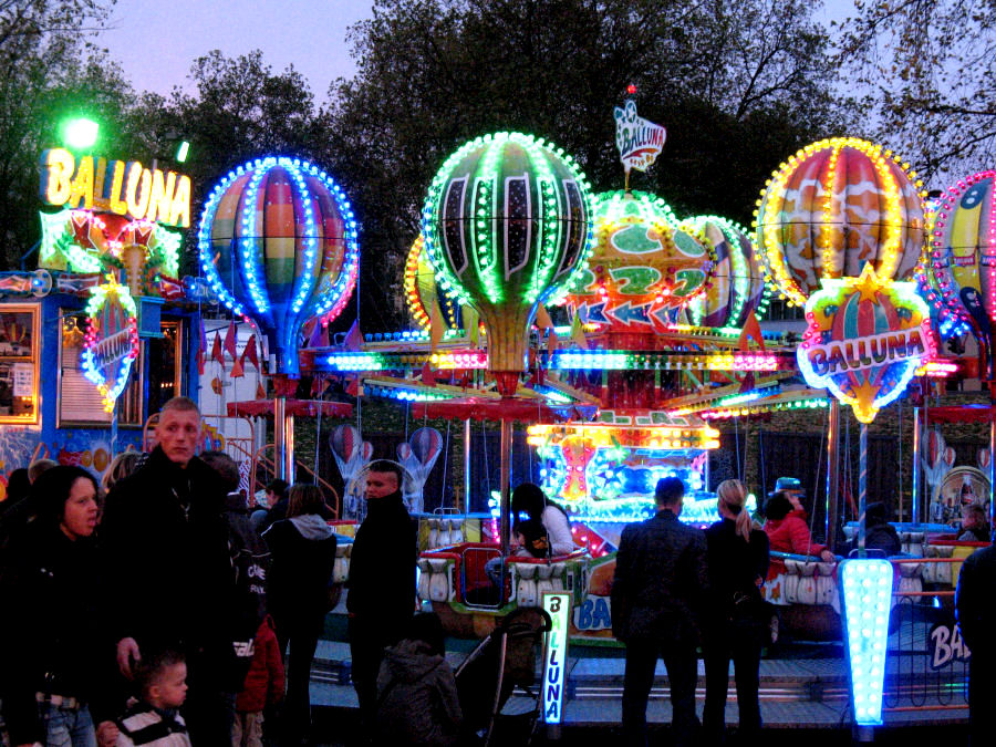 Abend auf dem Rummelplatz