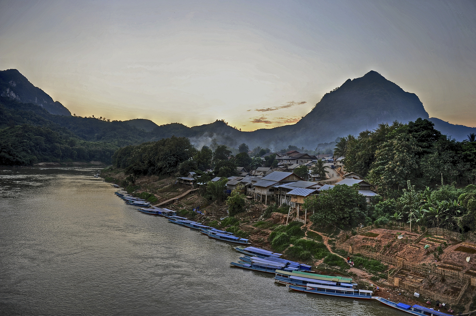 Abend auf der Brücke in Nong  Khiaw am Nam Ou River