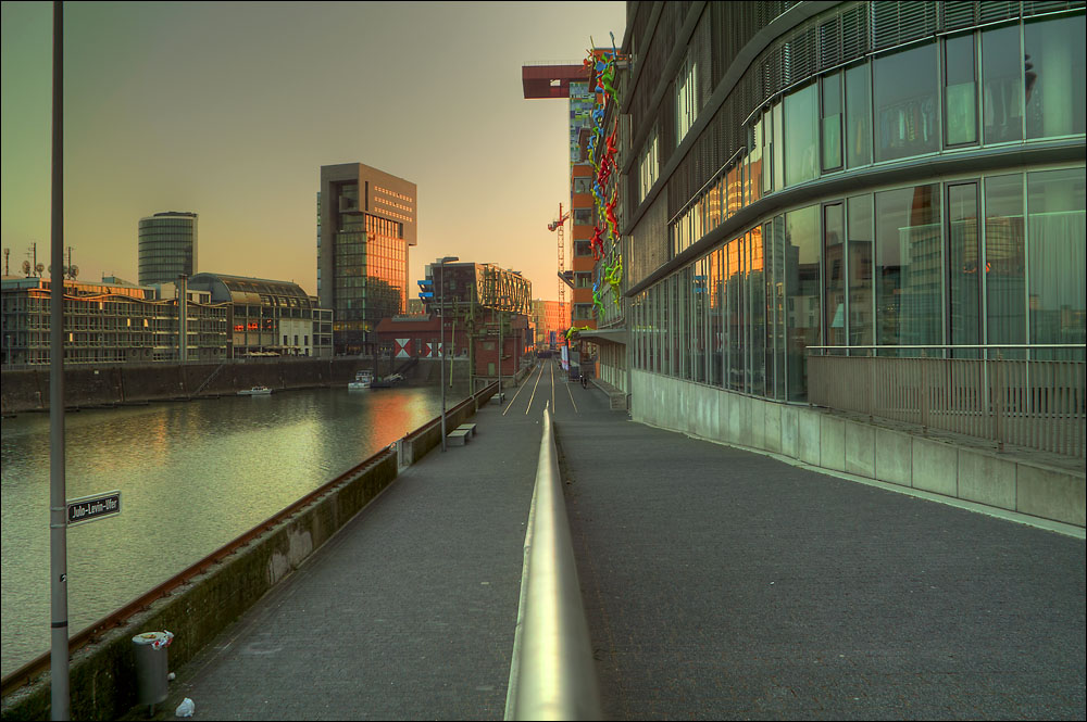 Abend im Medienhafen (II)