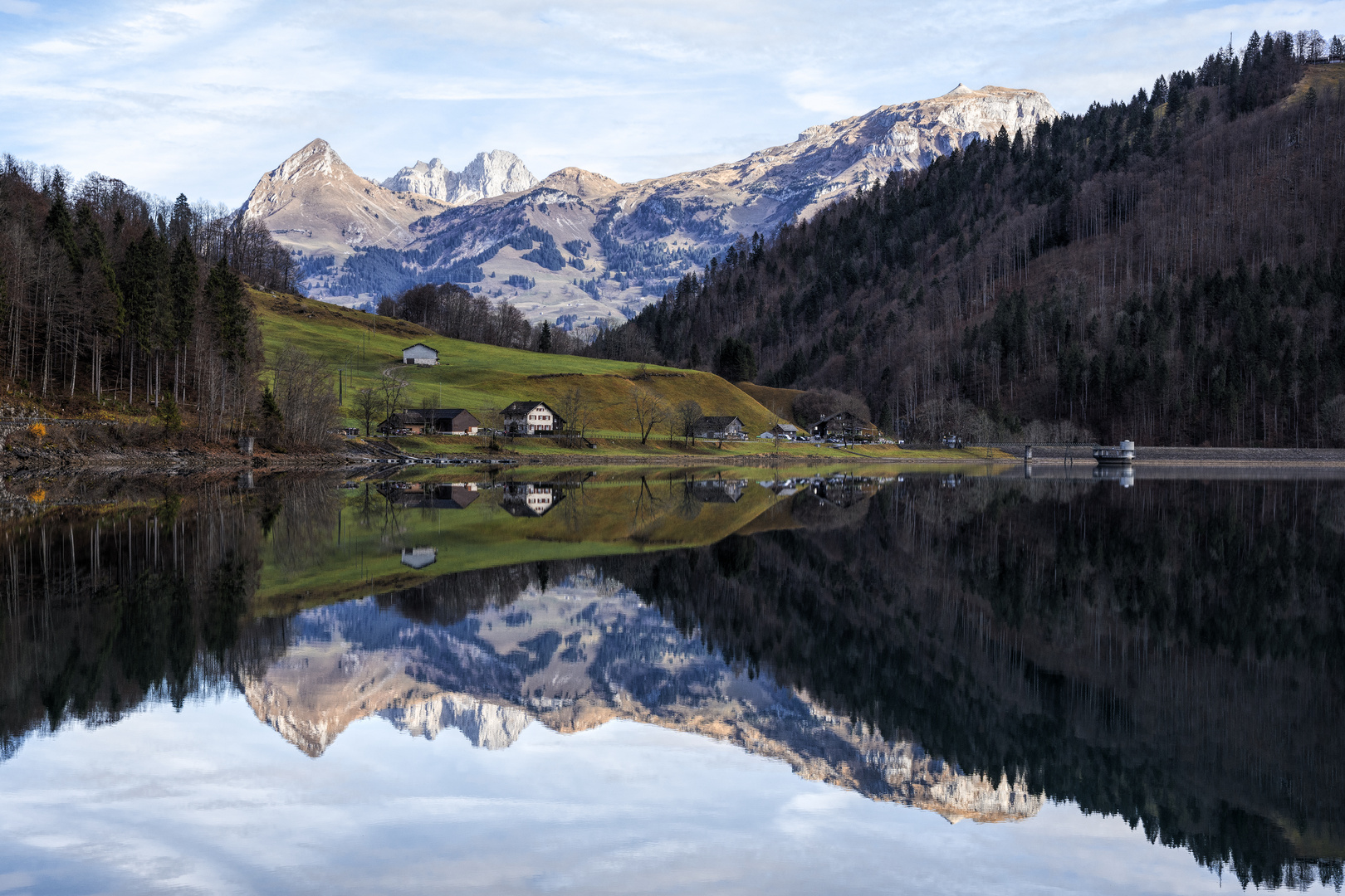 Abend im November am Klöntalersee im Kanton Glarus