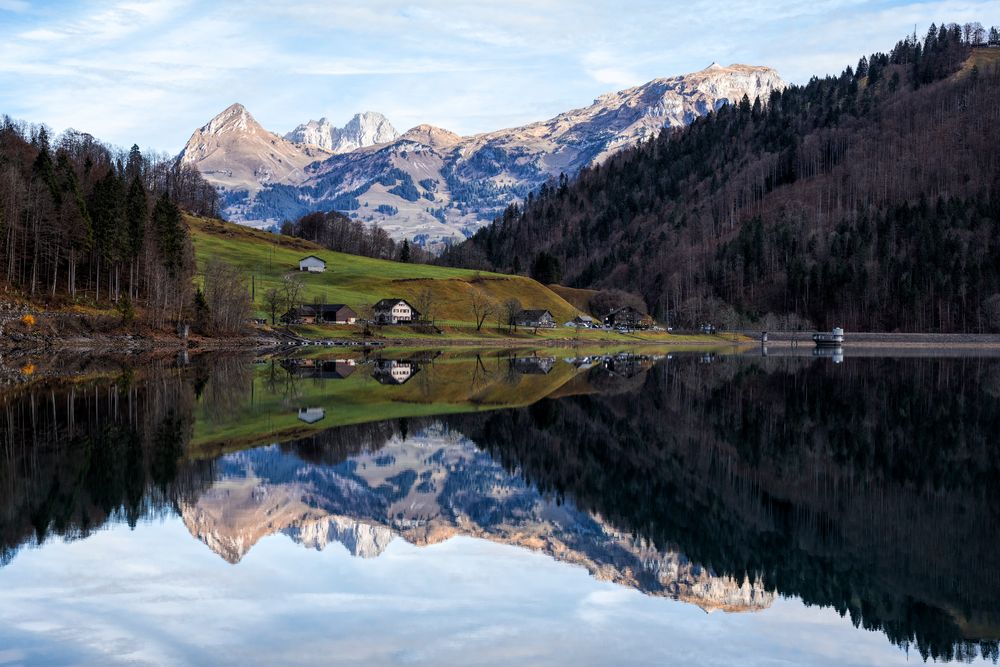 Abend im November am Klöntalersee im Kanton Glarus