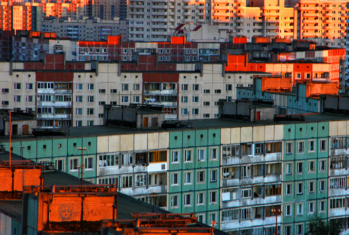 Abend in der Plattenbausiedlung. St. Petersburg