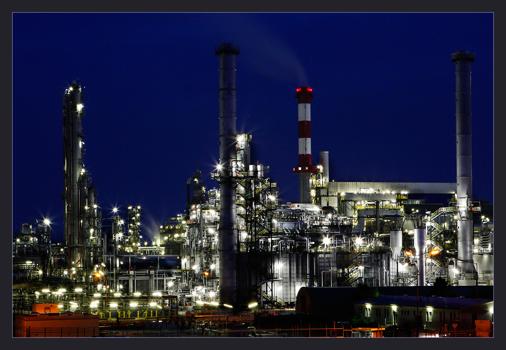 Abend in der Raffinerie Schwechat Foto & Bild industrie und technik