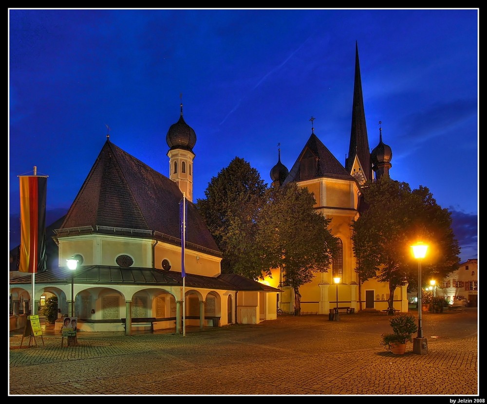 Abend in Prien - Im Links Vorne Allerseelenkapelle