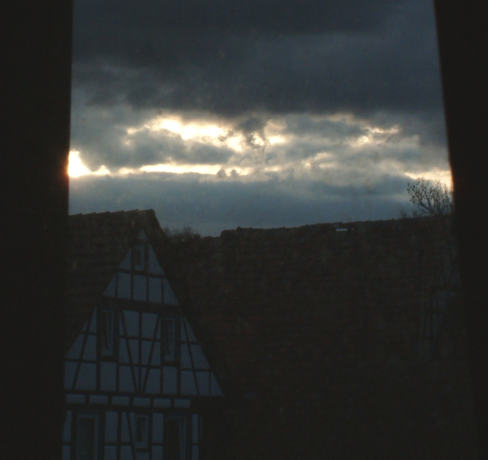 Abend; mit arger Verrenkung durchs Küchenfenster