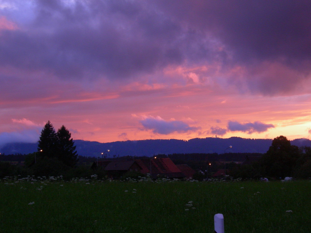 Abend rot nach einem Gewitter