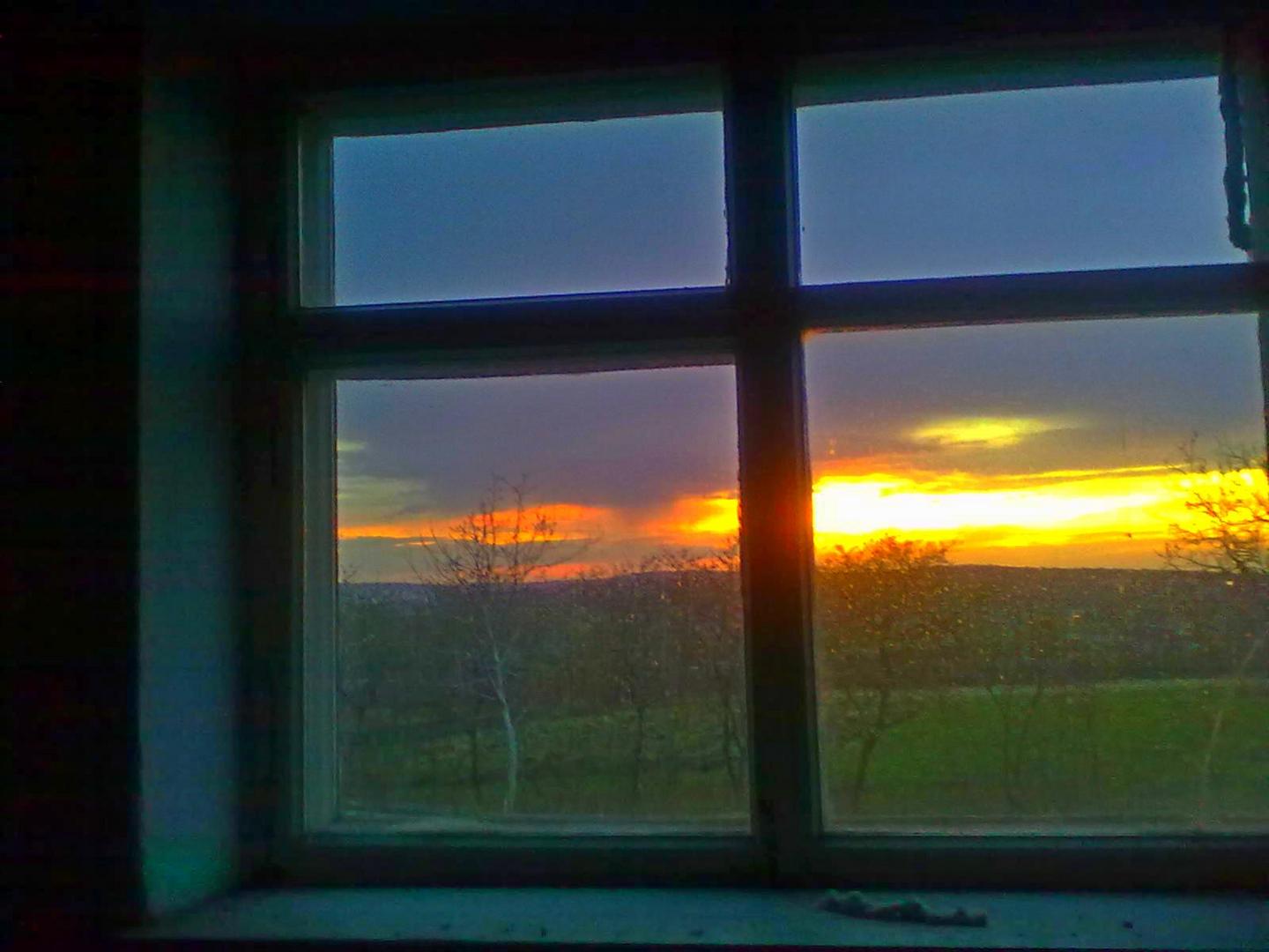 Abend Sonnenuntergang im Fenster.