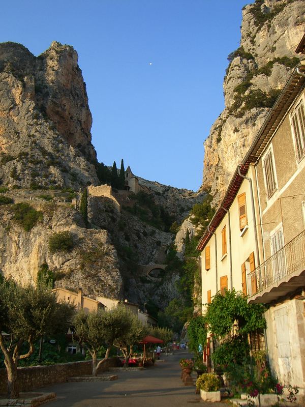 Abend Stimmung in Moustiers-Sainte-Marie