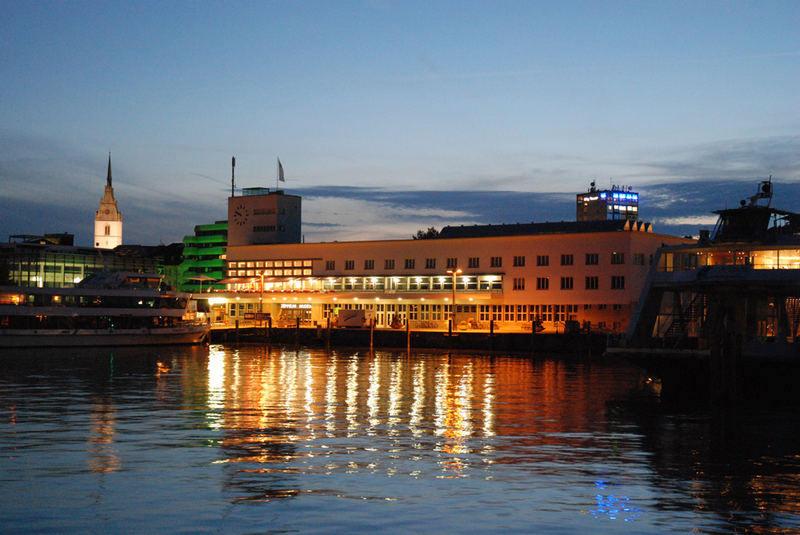 Abend über dem Hafenbahnhof Friedrichshafen