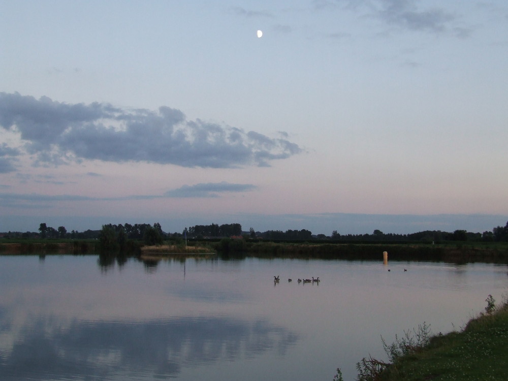 Abendämmerung am kleinen See