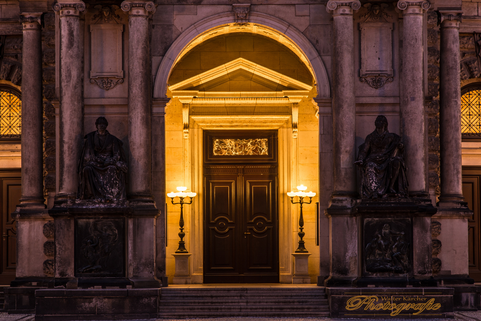 Abendbeleuchtung an der Semperoper