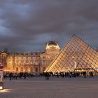 Abendbeleuchtung des Louvre