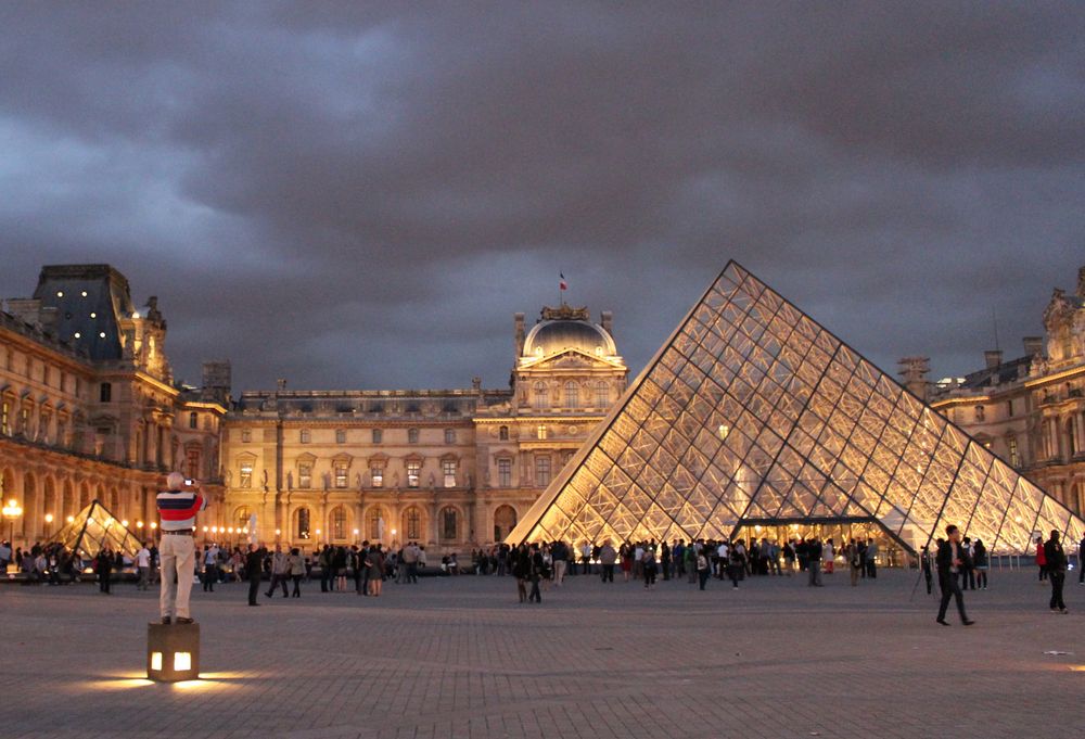 Abendbeleuchtung des Louvre