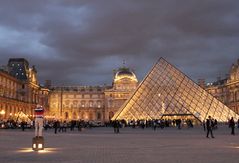 Abendbeleuchtung des Louvre